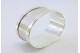 Argola de guardanapo em prata guilhochada de forma oval com cartela para monograma.